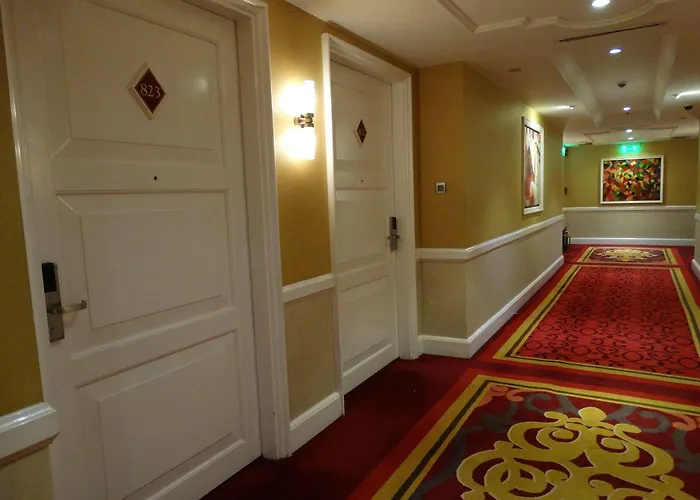 Maxims Hotel 5*